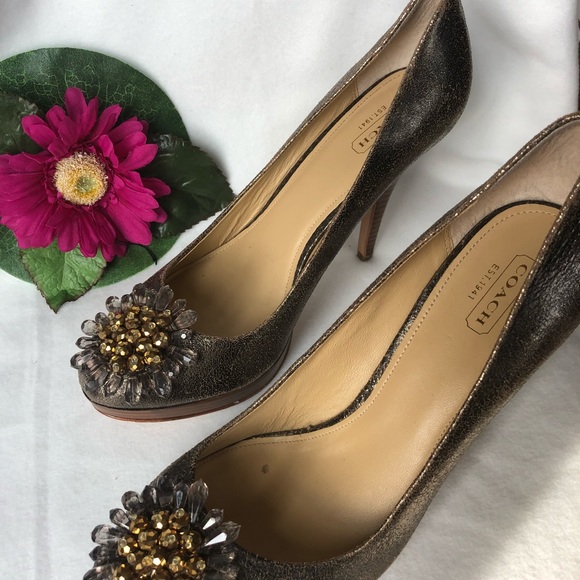 Like NEW COACH Bergen soft  CRACKLED  gold SHOE - Picture 1 of 8